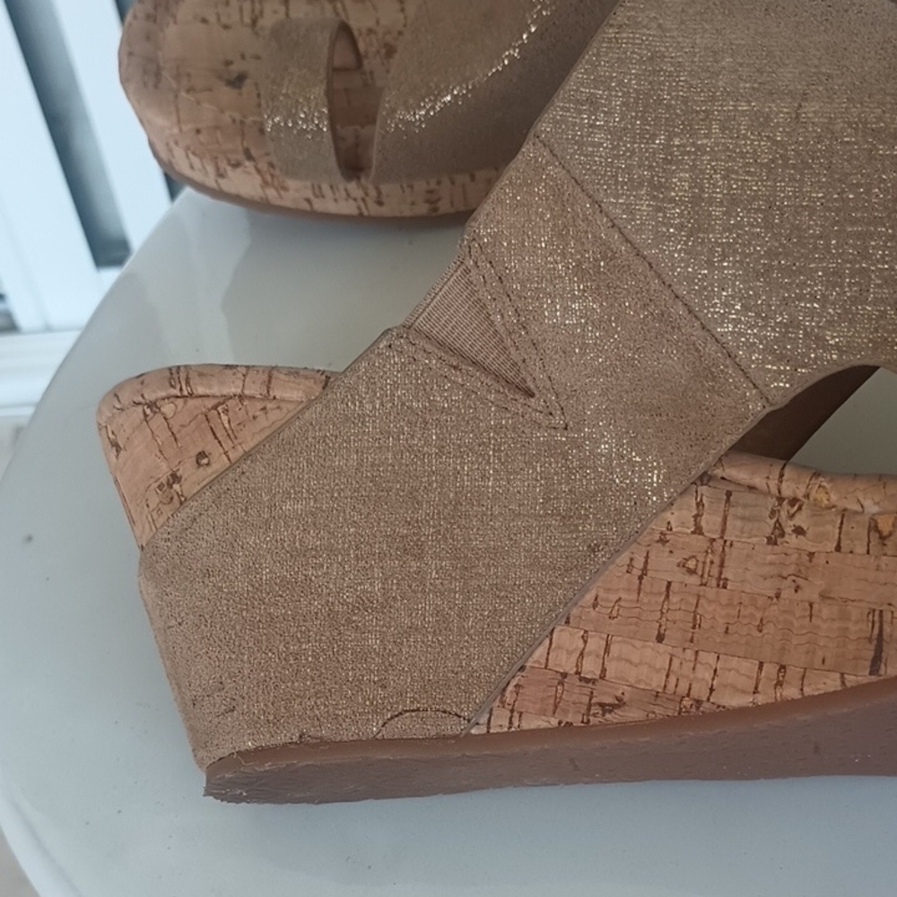 Donald J. Pliner Women's Gold Sandals. Priced to Sell! - Picture 4 of 5